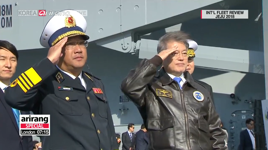 Tổng thống Hàn Quốc Moon Jae-in và Phó Đô đốc Phạm Hoài Nam - Tư lệnh Quân chủng Hải quân chào khi 2 tàu Việt Nam duyệt binh qua tàu chở Đoàn chủ tịch. Nguồn ảnh: Arirang.