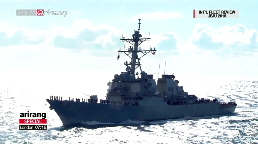 Trong khi đó Hải quân Mỹ lại có sự xuất hiện của bộ ba tàu chiến mạnh nhất gồm tàu khu trục mang tên lửa USS Benfold (DDG-65) thuộc lớp Arleigh Burke. Nguồn ảnh: Arirang.