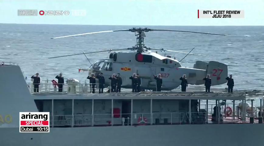 Trước khi tham gia lễ duyệt binh hải quân tại đảo Jeju, tàu hộ vệ 015 – Trần Hưng Đạo đã có chuyến thăm chính thức Nhật Bản kéo dài từ ngày 27/9 đến 6/10 mới lên đường đến Hàn Quốc tham IFR-2018. Trong ảnh chúng ta có thể thấy trực thăng săn ngầm Ka-28 được trang bị trên tàu 015 – Trần Hưng Đạo. Nguồn ảnh: Arirang.