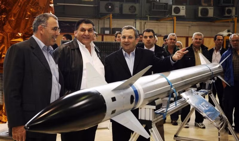 Tập đoàn công nghiệp quốc phòng hàng đầu của Israel - IAI (Israel Aerospace Industries) (IAI) ngày 24/10 vừa qua thông báo đã chính thức giành được hợp đồng bổ sung trị giá 777 triệu USD cung cấp hệ thống tên lửa phòng không trên hạm LRSAM cho 7 chiến hạm thuộc Hải quân Ấn Độ. Nguồn ảnh: Asian Defence News.