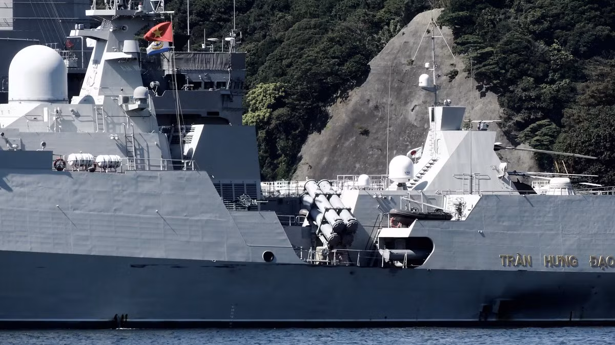 Phần lớn những bức ảnh chụp tàu 015 – Trần Hưng Đạo xuất hiện trên các trang báo quân sự quốc tế hay trên mạng xã hội đều tập trung vào hệ thống vũ khí mà con tàu được trang bị. Trong đó trung tâm là cụm ống phóng tên lửa chống hạm Kh-35 Uran và cụm ngư lôi chống ngầm 533mm. Nguồn ảnh: Dahl Reven .