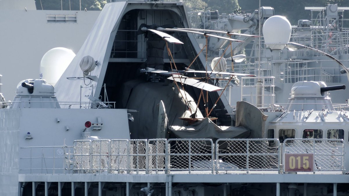 Phía sau đuôi tàu là sàn đáp trực thăng và nhà chứa trực thăng Ka-28, hai bên của nhà chứa máy bay chúng ta có thể thấy bộ đôi vũ khí đánh chặn tầm gần AK-630 có tốc độ bắn đến 4.500-5.000 phát/phút và nó sử dụng đạn 30mm. Nguồn ảnh: Dahl Reven .