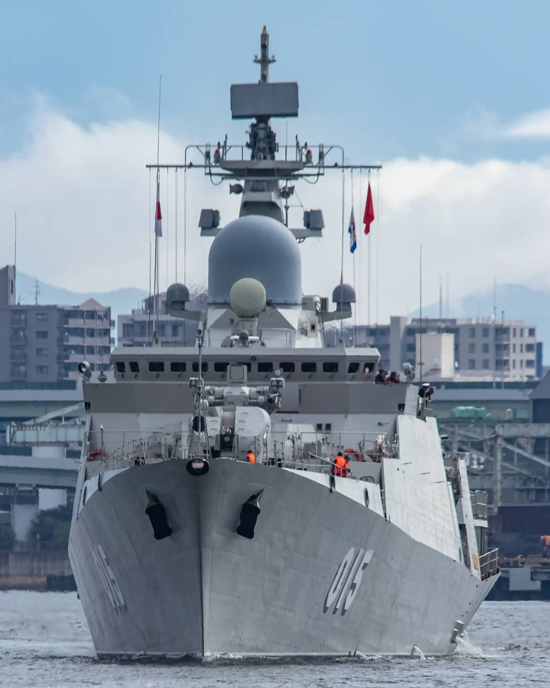 Theo thiết kế các tàu hộ vệ Gepard 3.9 của Việt Nam có lượng giãn nước khi đầy tải là gần 2.000 tấn, tàu dài 102.14m, rộng 13.09m và có mớm nước 5.3m. Thủy thủ đoàn tiêu chuẩn của Gepard 3.9 là 100 người, tuy nhiên trên các tàu 015 – Trần Hưng Đạo và 016 – Quang Trung con số này chỉ 84 thủy thủ do một phần hệ thống của tàu được tự động hóa hoàn toàn. Nguồn ảnh: T.Nakano.