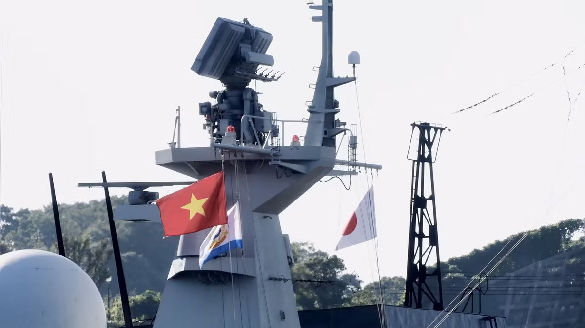 Cận cảnh cấu trúc thượng tầng của tàu 015 – Trần Hưng Đạo với cụm radar tìm kiếm mục tiêu trên không, trên biển, radar điều khiển hỏa lực và radar hàng hải. Nguồn ảnh: Dahl Reven .