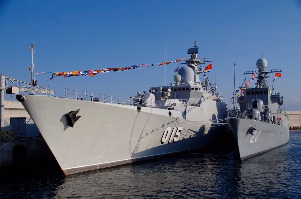 Được chính thức biên chế Hải quân Việt Nam vào tháng 2/2018, bộ đôi tàu hộ vệ tên lửa 015 – Trần Hưng Đạo và 016 – Quang Trung là các tàu lớp Gepard 3.9 cuối cùng được phía Nga chuyển giao cho Việt Nam theo hợp đồng đóng mới 4 tàu chiến loại này được hai nước ký kết trước đó vào năm 2006. Trong ảnh là bộ đôi tàu hộ vệ tên lửa 015 – Trần Hưng Đạo và tàu hộ vệ chống ngầm “20” của Hải quân Việt Nam tham gia lễ duyệt binh hải quân quốc tế tại đảo Jeju, Hàn Quốc vào giữa tháng 10 vừa qua. Nguồn ảnh: @kh840124.