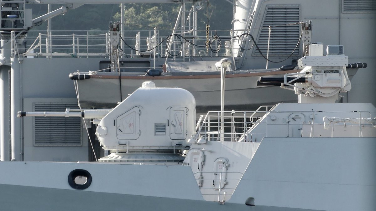 Tổ hợp vũ khí phía trước của tàu 015 – Trần Hưng Đạo với hải pháo AK-176 176mm và module bệ chiến đấu tổ hợp pháo – tên lửa phòng không Palma-SU. Nguồn ảnh: Dahl Reven .