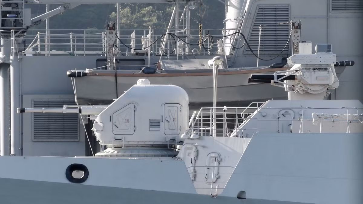 Tổ hợp vũ khí phía trước của tàu 015 – Trần Hưng Đạo với hải pháo AK-176 176mm và module bệ chiến đấu tổ hợp pháo – tên lửa phòng không Palma-SU. Nguồn ảnh: Dahl Reven .