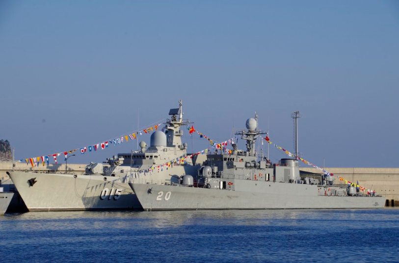 Trong chuyến thăm chính thức một loạt các nước châu Á trong trung tuần tháng 10 vừa qua, Tàu 015 – Trần Hưng Đạo của Hải quân Việt Nam đã dành dược sự chú ý đặc biệt của giới quan sát quân sự quốc tế, và chính sự chú ý này đã mang đến cho độc giả những hình ảnh mới lạ về chiến hạm mạnh nhất của Việt Nam. Nguồn ảnh: @kh840124.