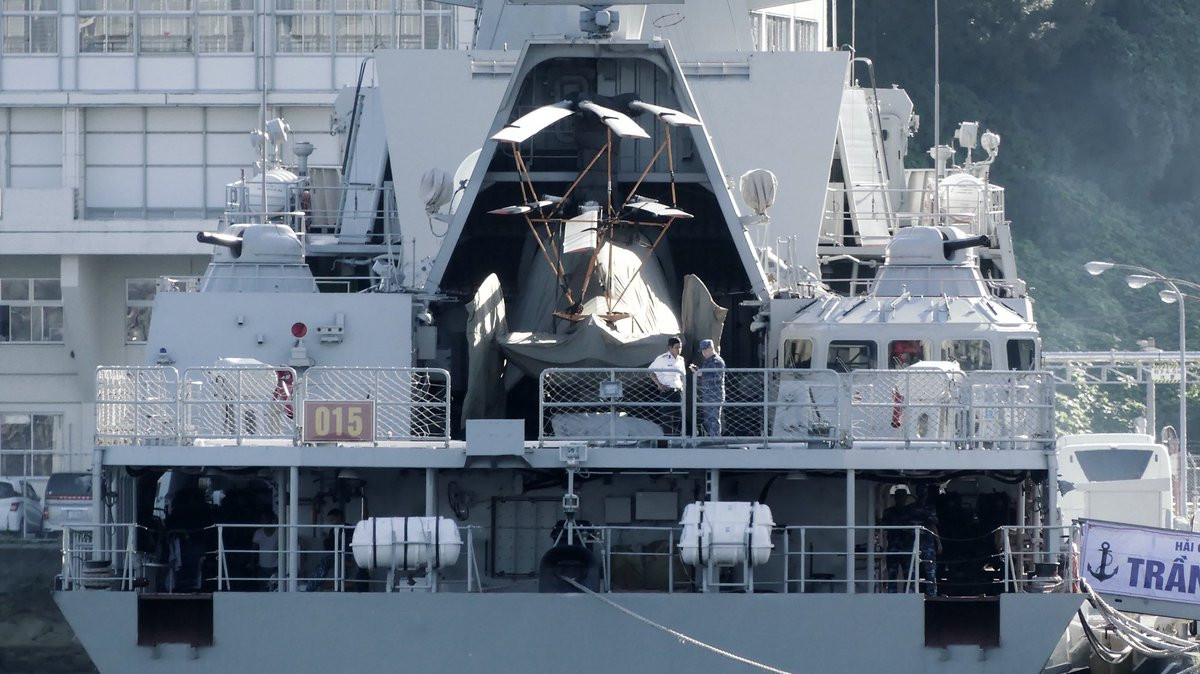 Trực thăng săn ngầm Ka-28 mà tàu 015 mang theo cũng dành được sự quan tâm đặc biệt khi không phải lúc nào một trực thăng săn ngầm Nga cũng xuất hiện tại Nhật Bản hay Hàn Quốc. Nguồn ảnh: Dahl Reven .