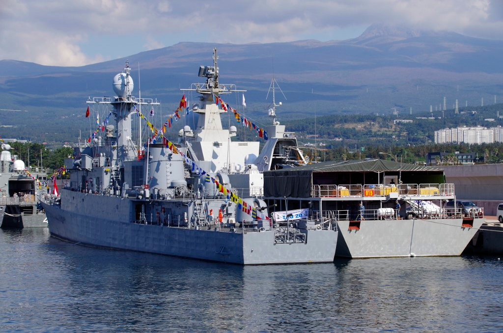 Bản thân các tàu hộ vệ Gepard 3.9 cũng sở hữu năng lực tác chiến khác nhau khi bộ đôi tàu 011 – Đinh Tiên Hoàng và 012 – Lý Thái Tổ có năng lực chống ngầm khá hạn chế, thì các tàu 015 – Trần Hưng Đạo và 016 – Quang Trung lại được tăng cường khả năng chống ngầm mạnh mẽ với bộ đội ống phóng ngư lôi 533mm kết hợp với đó là trực thăng săn ngầm Ka-28 mà mỗi tàu có thể mang theo. Nguồn ảnh: @kh840124.