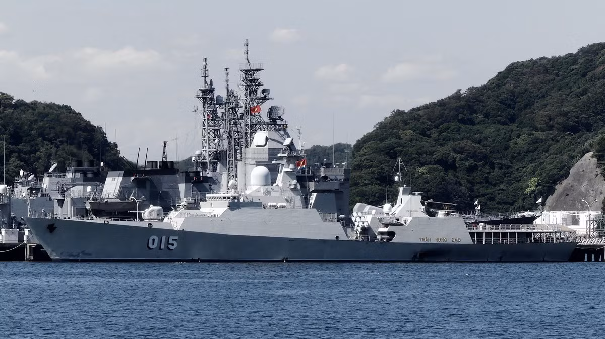 Do đó việc tàu chiến mạnh nhất của Việt Nam thu hút sự chú ý từ giới săn ảnh quốc tế trong suốt hành trình thăm Nhật Bản và Hàn Quốc không phải là điều quá lạ. Điều này cũng vô tình mang đến những bức ảnh đẹp về Tàu 015 – Trần Hưng Đạo trong hải trình vượt đại dương xa nhất của tàu chiến này. Nguồn ảnh: Dahl Reven .