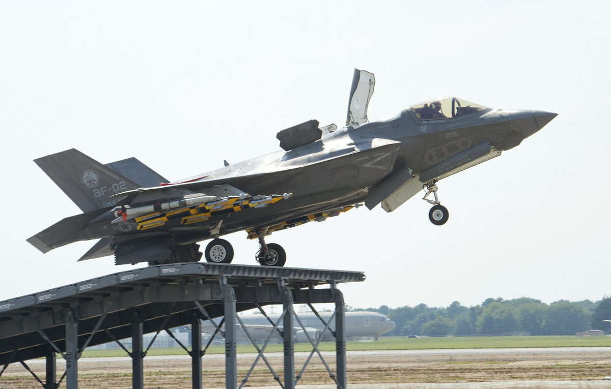 He lo nguyen nhan tiem kich F-35 lao xuong dat no tung