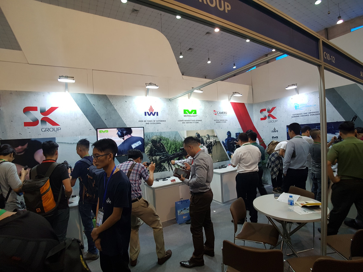 Tại Triển lãm Quốc tế về An ninh HSE 2018 vừa diễn ra tại Hà Nội, gian trưng bày thu hút được sự quan tâm nhiều nhất từ khách tham quan là của Tập đoàn SK– liên doanh các công ty chế tạo vũ khí lớn nhất của Israel, khi tập đoàn này mang đến HSE 2018 các dòng súng bộ binh hiện đại vốn đang được Quân đội Nhân dân Việt Nam sử đụng.