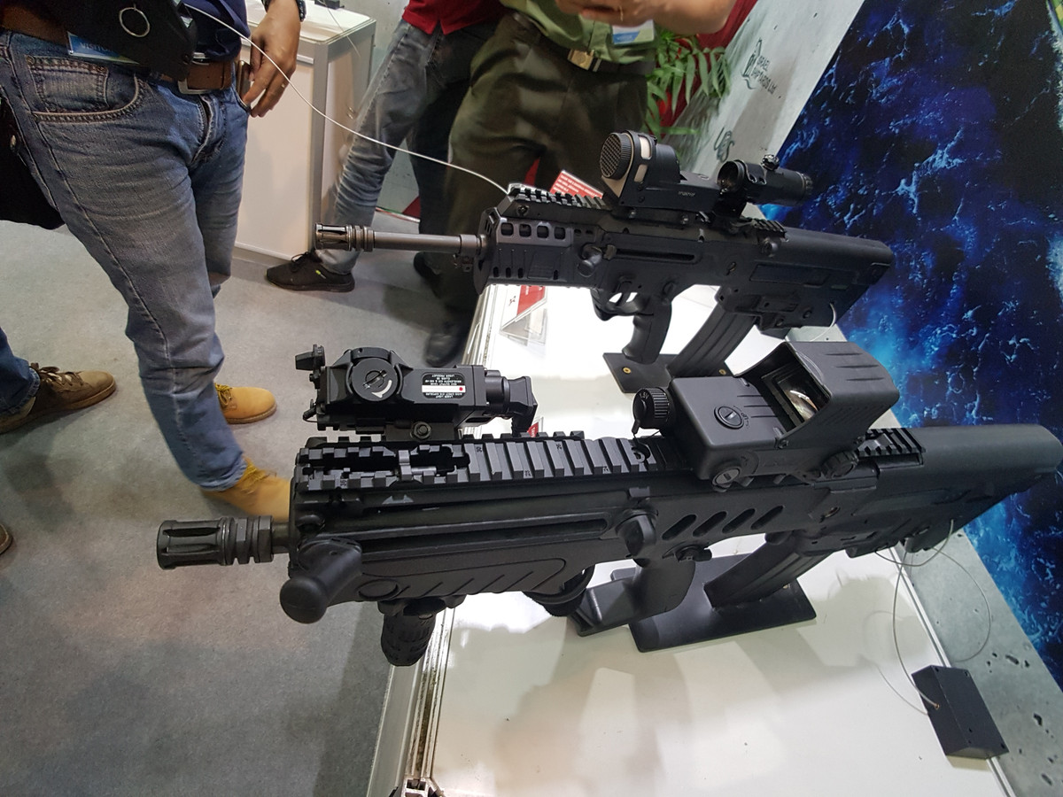 Súng trường tấn công IWI Tavor TAR-21 sử dụng cỡ nòng tiêu chuẩn 5.56x45mm và được IWI phát triển thành nhiều biến thể phục vụ cho nhiều nhiệm vụ khác nhau, như GTAR-21, CTAR-21, STAR-21, TC-21 và MTAR-21.