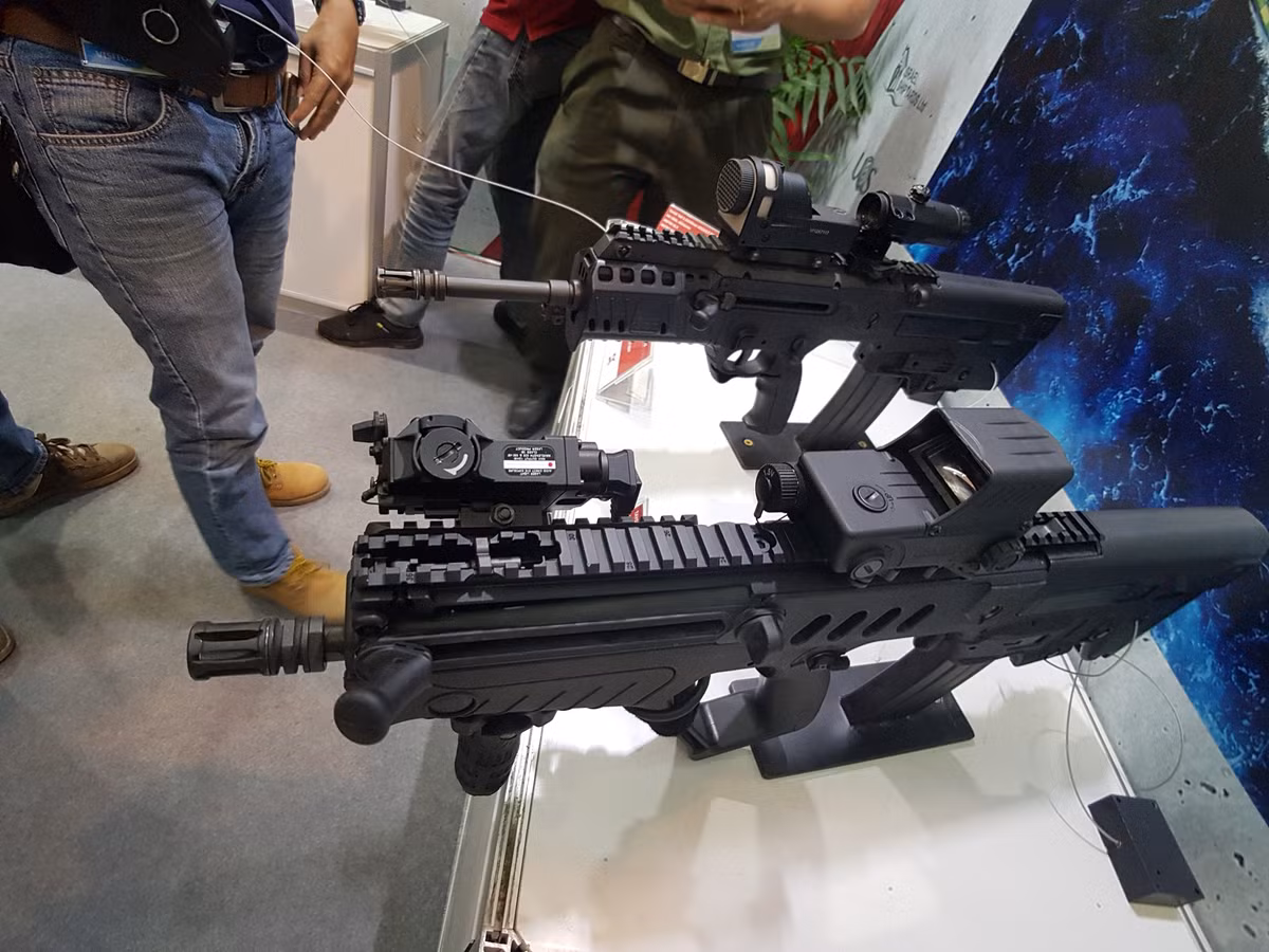 Súng trường tấn công IWI Tavor TAR-21 sử dụng cỡ nòng tiêu chuẩn 5.56x45mm và được IWI phát triển thành nhiều biến thể phục vụ cho nhiều nhiệm vụ khác nhau, như GTAR-21, CTAR-21, STAR-21, TC-21 và MTAR-21.