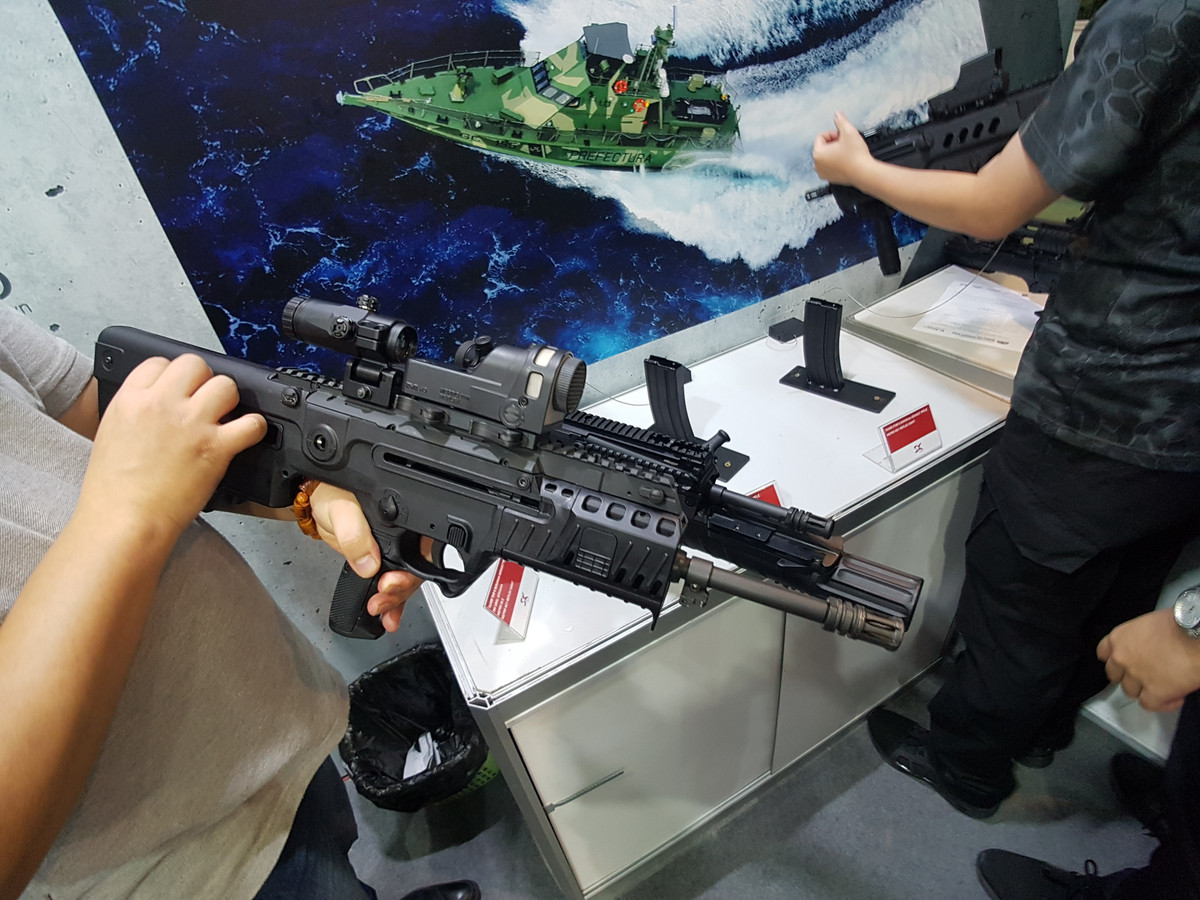 Theo đó hiện tại Việt Nam đang là một trong nhiều quốc gia sử dụng dòng súng trường tấn công dạng bullpup (thiết kế súng có hộp tiếp đạn phía sau cò và tay cầm) IWI Tavor – TAR-21 của IWI. Ở thời điểm hiện tại TAR-21 mới chỉ được biên chế cho các đơn vị đặc công, hải quân đánh bộ của quân đội ta.