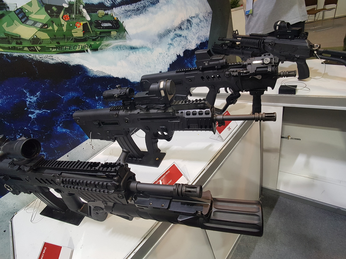 Được biết đây là lần đầu tiên Tập đoàn SK tham dự Triển lãm Quốc tế về An ninh nhưng công ty này vẫn không ngần ngại mang đến HSE 2018 các dòng vũ khí bộ binh mới nhất của mình. Trong đó nổi bật nhất là các dòng súng bộ binh của Israel Weapon Industries (IWI) – công ty đang cung cấp công nghệ và như bán cho Việt Nam các dòng súng trường tấn công IWI Tavor và IWI ACE.