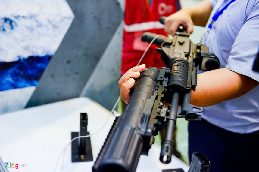 Cận cảnh súng trường tấn công ACE 32 của do hãng IWI chế tạo sử dụng cỡ nòng 7,62×39mm, đây là dòng sản phẩm được IWI thiết kế dành riêng cho các thị trường có truyền thống sử dụng các dòng súng bộ binh do Liên Xô chế tạo trước đây. Chúng ta cũng có thể thấy khẩu ACE 32 này còn được gắn thêm súng phóng lựu 40mm GL 40 và kính ngắm quang học Meprolight M21. Nguồn ảnh: Zing.vn