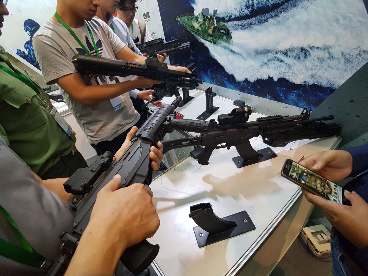 Tham dự HSE 2018 lần này phía Tập đoàn SK cũng khá ưu ái khi cho khách tham quan trải nghiệm tận tay bộ đôi súng IWI ACE với cả hai biến thể ACE 31 và ACE 32. Trong đó riêng với biến thể ACE 32 được gắn thêm cả súng phóng lựu 40mm.