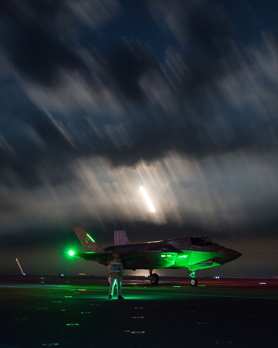 Cũng cần phải nói thêm là kể từ ngày 11/10, Bộ Quốc phòng Mỹ đã đình trình bay toàn bộ số máy bay F-35 đã xuất xưởng sau vụ tai nạn của một chiếc F-35B hôm 28/9, trong đó có cả những chiếc F-35B của Hải quân Anh để kiểm tra lỗi ống dẫn nhiên liệu và chúng chỉ sẽ được bay lại khi quá trình kiểm tra trên hoàn tất. Nguồn ảnh: Daily Mail.