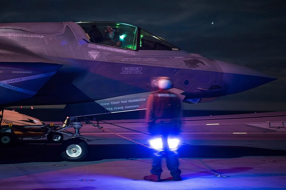 Đối với biến thể F-35B nó được thiết kế với khả năng cất hạ cánh thẳng đứng như trực thăng, hoặc chạy đà với đường băng rất ngắn. Tiêm kích F-35B trong biên chế Thủy quân lục chiến Mỹ vừa thực hiện nhiệm vụ chiến đấu đầu tiên tại Afghanistan. Nguồn ảnh: Daily Mail.
