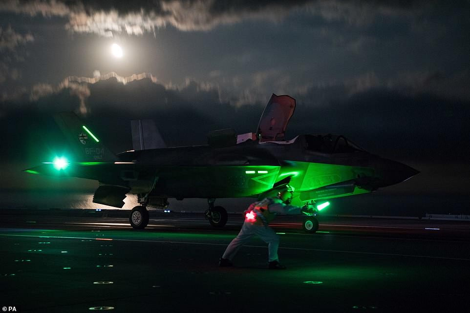 Cũng theo chỉ huy HMS Queen Elizabeth, vào bam đêm hệ thống đèn led chỉ thị trên F-35B hay các biến thể F-35 nói chung khiến đài kiểm soát dễ dàng nhận biết ra nó hơn các dòng tiêm kích hạm khác. Nguồn ảnh: Daily Mail.