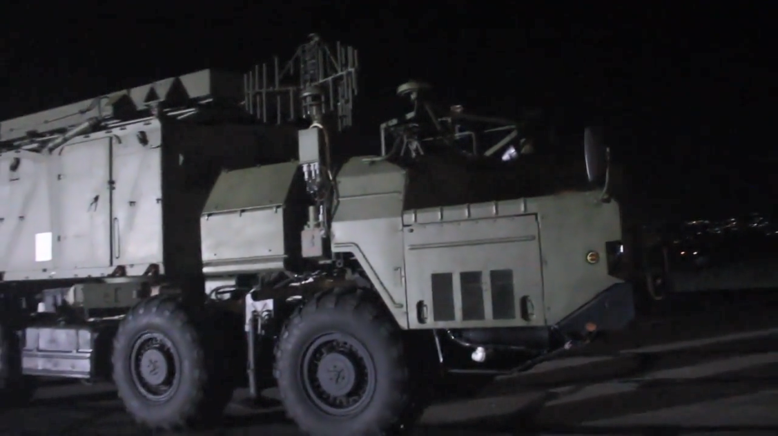 Trong ảnh nhiều khả năng là đài radar 30N6E2 Tomb Stone vốn được trang bị cho biến thể S-300PMU2, bản thân đài radar này cũng sử dụng khung gầm MAZ-7910.