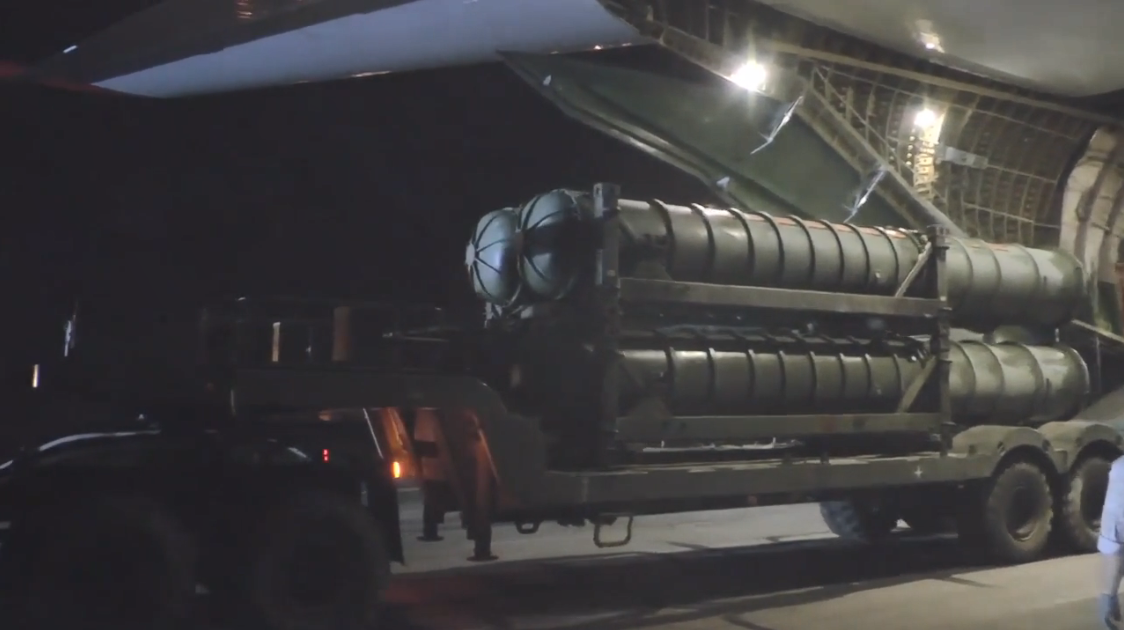 Với bốn tổ hợp phóng di động 5P85SE2 của S-300PMU2, phòng không Syria hiện có thể triển khai cùng lúc 16 tên lửa đất đối không. Biến thể S-300 này được trang bị 4 loại tên lửa đất đối không gồm: 48N6E2, 48N6E, 5V55R, 5V55K cho khả năng bắn hạ mục tiêu ở cự ly từ 3 - 195 km, đánh chặn mọi mục tiêu ở độ cao thấp nhất 10 m đến cao nhất 27 km đang di chuyển với tốc độ đến 10.000 km/h.