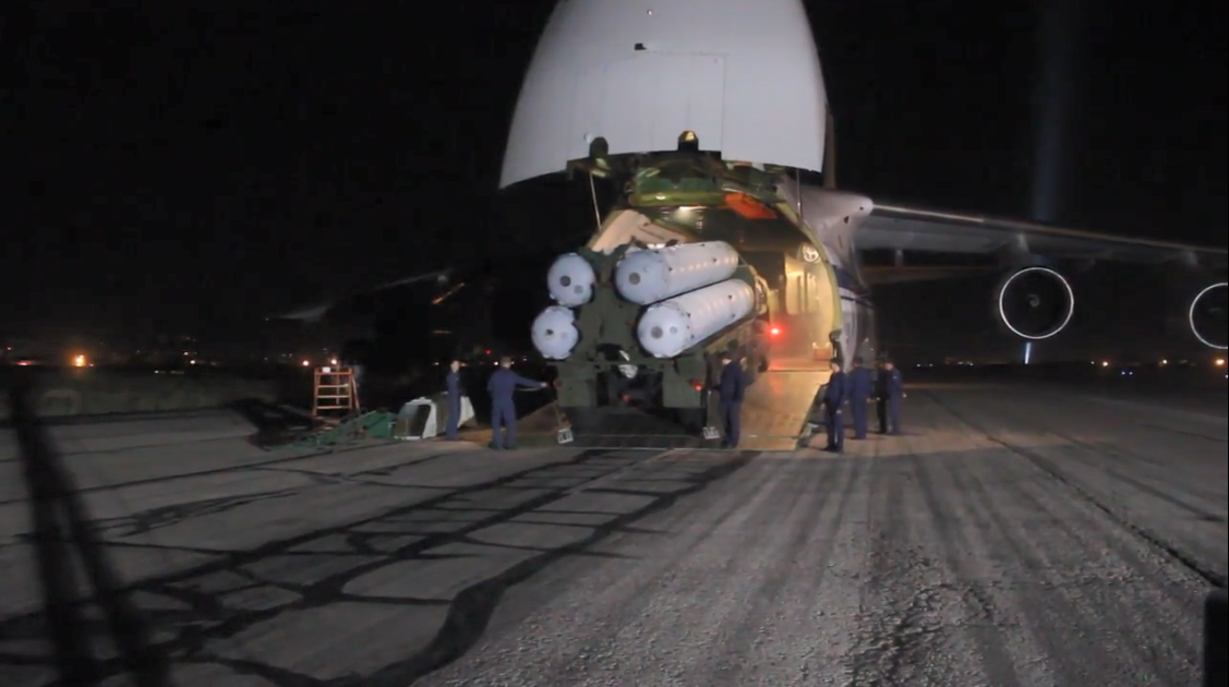 Từ những hình ảnh đầu tiên về S-300 của Syria chúng ta cũng có thể ít nhiều khẳng định Nga đã chuyển giao cho Damascus biến thể tên lửa S-300PMU2, khi các thành phần chiến đấu của tổ hợp này đều đặt trên khung gầm đặc chủng bánh lốp MAZ-7910 8x8.