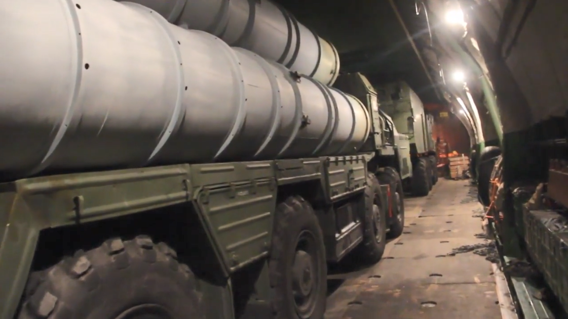 Trước khi đoạn video trên được công bố, Bộ trưởng Quốc phòng Nga Sergey Shoigu cũng đã báo cáo cho Tổng thống Nga Vladimir Putin về việc đã hoàn tất quá trình chuyển giao tổ hợp tên lửa S-300 đầu tiên cho Syria.