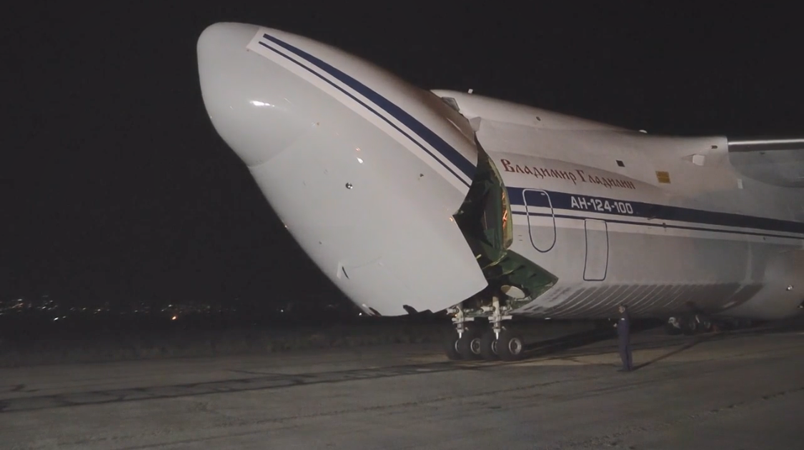 Từ những hình ảnh được Bộ Quốc phòng Nga công bố, các thành phần chiến đấu của tổ hợp S-300 được đưa xuống từ máy bay vận tải An-124 ngay trong đêm, bản thân chiếc An-124 có khả năng chuyên chở theo tới 120 tấn hàng hóa. Nguồn ảnh: Bộ Quốc phòng Nga.