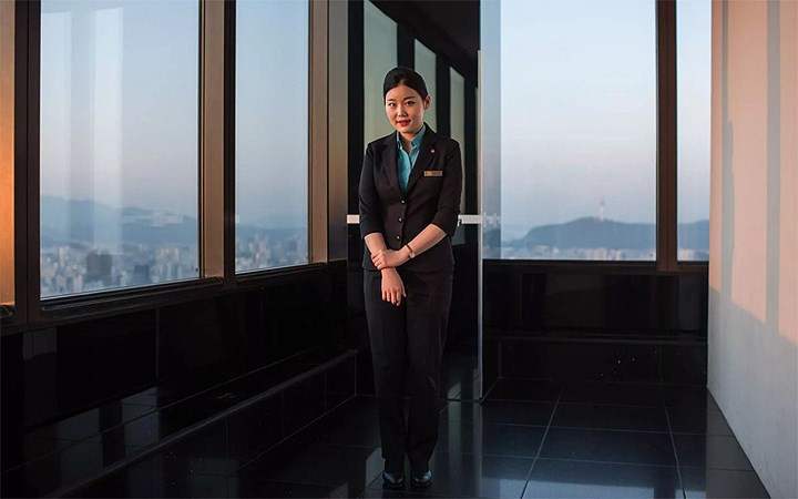 Càng phát triển, thủ đô Seoul của Hàn Quốc càng có nhiều tòa nhà chọc trời, ví dụ như tòa nhà 63 ở Seoul mà hướng dẫn viên du lịch Bang Sung-hee đang đứng tại đài quan sát nhìn xuống toàn cảnh thành phố.