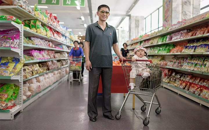 Và ở Triều Tiên, nhiếp ảnh gia của AFP cũng đã bắt gặp hình ảnh tương tự, gần như không có sự khác biệt quá lớn với ở Hàn Quốc. Các gian hàng cũng được chất đầy như trong các siêu thị của Hàn Quốc.