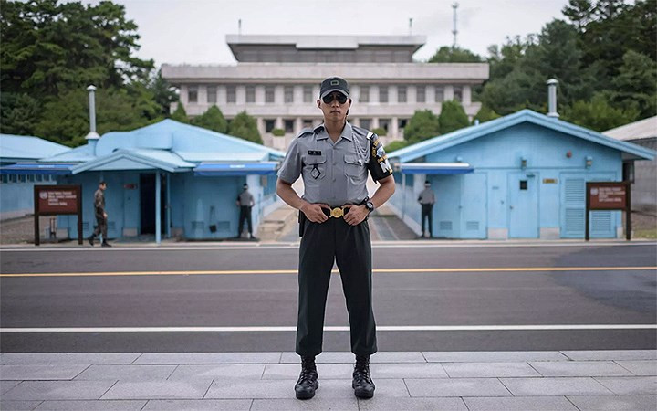 Cùng là ở làng đình chiến Panmunjom (Bàn Môn Điếm) nhưng bức ảnh chụp tháng 8/2017 từ phía Hàn Quốc cho thấy binh sỹ nước này đeo kính đen để hạn chế giao tiếp bằng ánh mắt và giữ vẻ uy nghiêm, lạnh lùng.