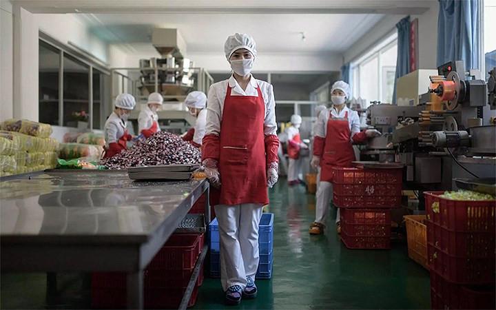 Còn đây là hình ảnh bên trong nhà máy sản xuất thực phẩm ở Triều Tiên, chỉ có một vài sự khác biệt về máy móc và trang thiết bị so với Hàn Quốc.