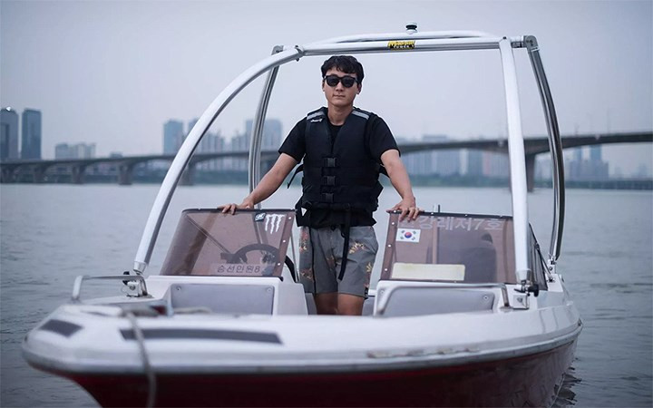 Người xem dễ dàng nhận ra trong những bức ảnh của Ed Jones sự tương đồng của bối cảnh xã hội Triều Tiên và Hàn Quốc. Trong ảnh là cảnh sát đường thủy của Hàn Quốc Kim Kun-ho, 25 tuổi, trên sông Hàn ở Seoul, Hàn Quốc.