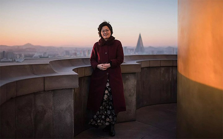 Thủ đô của Triều Tiên cũng có ngày càng nhiều công trình chọc trời, ví dụ như tháp Juche, nơi hướng dẫn viên du lịch Choi Hee-ok đang đứng, nhìn ra xa là khách sạn Ryugyong 105 tầng với kiến trúc kim tự tháp.