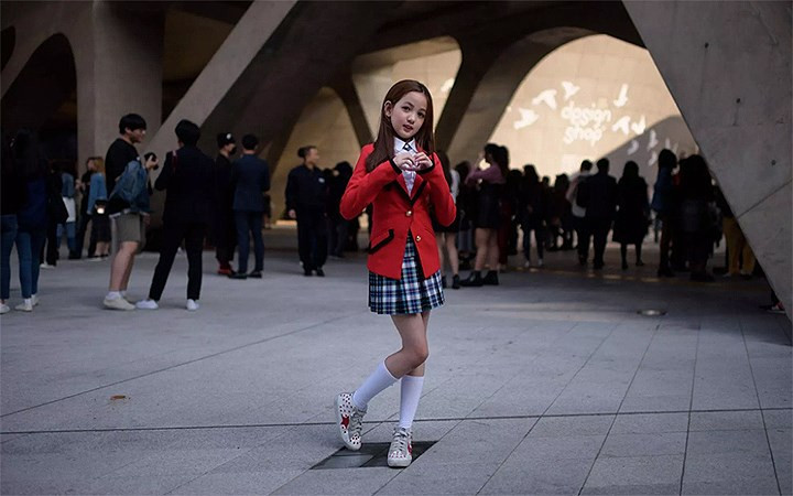 Tất nhiên, sự giao lưu với các nền văn hóa khác cũng đã làm nên những khác biệt đặc trưng giữa Hàn Quốc và Triều Tiên. Ví dụ như hình ảnh cô bé Hàn Quốc Yoon Hyerim, 10 tuổi, có phần “Tây hóa” sành điệu.