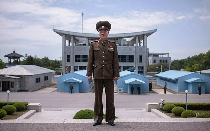 Còn ảnh chụp từ phía Triều Tiên tháng 6/2017 cho thấy binh sỹ nước này không đeo kính nhưng vẫn luôn giữ vẻ nghiêm nghị không kém.