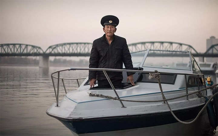 Còn đây là ông Kim Il-soo, lái tàu du lịch trên sông Taedong ở Bình Nhưỡng.