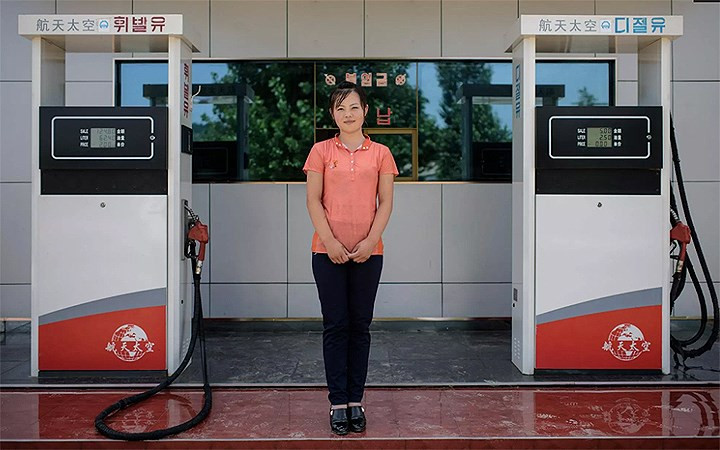 …cũng gần giống với nhân viên và cách bố trí trạm xăng ở Triều Tiên.