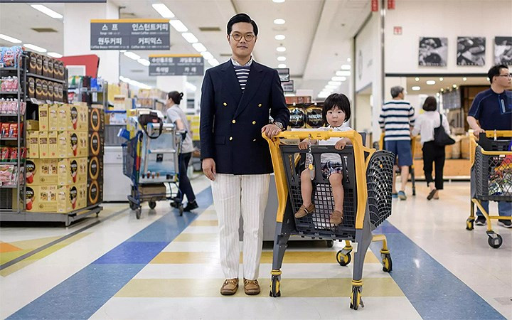 Ở Hàn Quốc, hình ảnh những ông bố ngoài 30 tuổi đi siêu thị và chăm sóc con không phải là hiếm.