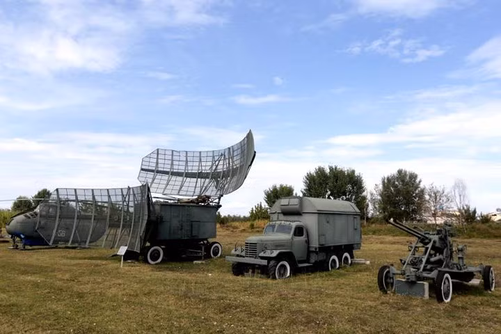 Thông tin về việc nơi đây sẽ trở thành căn cứ của NATO đã làm dấy lên hy vọng ở Kucova. Người dân địa phương kỳ vọng vào các dự án thúc đẩy kinh tế. Thế hệ cuối cùng của các phi công được huấn luyện, giờ đã ở tuổi 50, đều rất háo hức muốn nghe tiếng động cơ máy bay gầm rú trở lại. Ảnh: Các xe quân sự lỗi thời của Albania ở căn cứ Kucova.