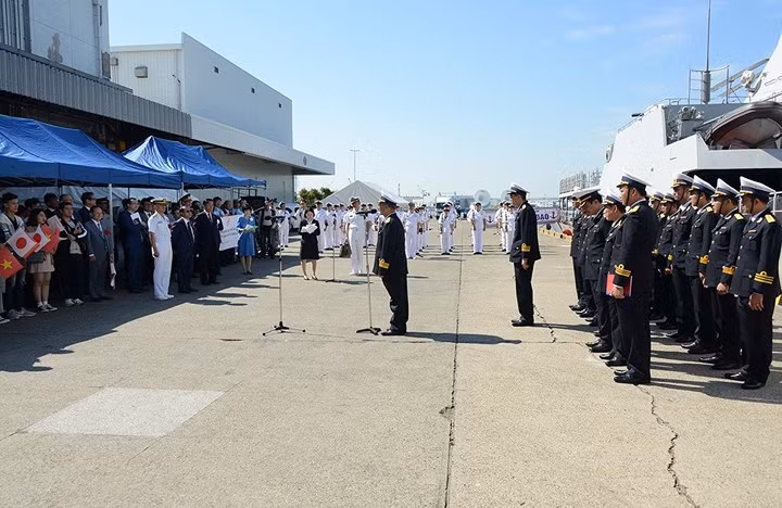 Đại tá Lê Hồng Chiến phát biểu trước đại diện chính quyền thành phố Sakai, sĩ quan JMSDF và những người dân tới chào đón.