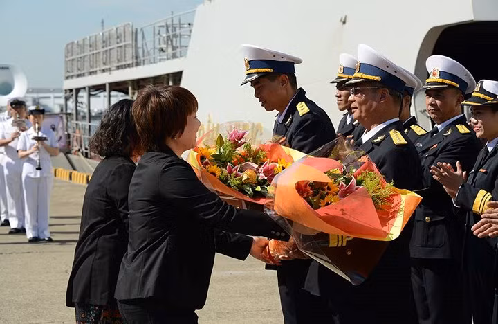 Đại diện chính quyền thành phố Sakai tặng hoa cho đại tá Lê Hồng Chiến, Phó tư lệnh Vùng 4 Hải quân, trưởng đoàn công tác Việt Nam.