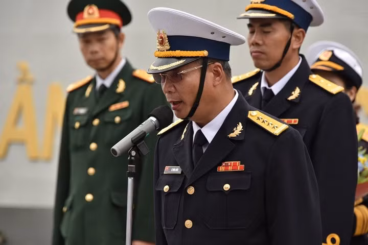 Đại tá Lê Hồng Chiến, Phó tư lệnh Vùng 4 Hải quân, trưởng đoàn công tác Việt Nam phát biểu khi thăm quân cảng Yokosuka