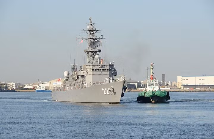 JMSDF đã triển khai tàu khu trục hộ tống JS Abukuma làm nhiệm vụ tiếp đón thủy thủ đoàn tàu hộ vệ Trần Hưng Đạo trong thời gian ở thăm Sakai. Chiến hạm Abukuma đã kéo còi chào mừng trong quá trình tàu Trần Hưng Đạo tiến vào cảng.