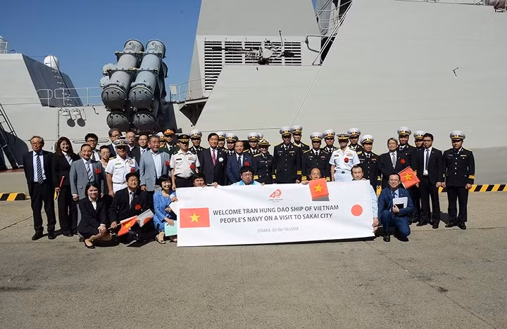 Đại diện chính quyền thành phố Sakai và sĩ quan JMSDF chụp ảnh cùng đoàn công tác Việt Nam bên cạnh tàu hộ vệ Trần Hưng Đạo.