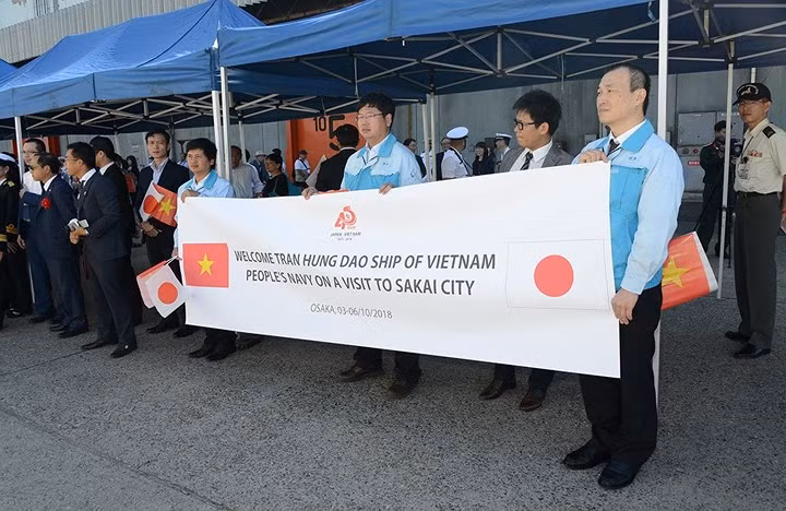 Đại diện thành phố Sakai, cùng nhiều người dân Nhật Bản và Việt Nam đón đoàn công tác trên tàu Trần Hưng Đạo.