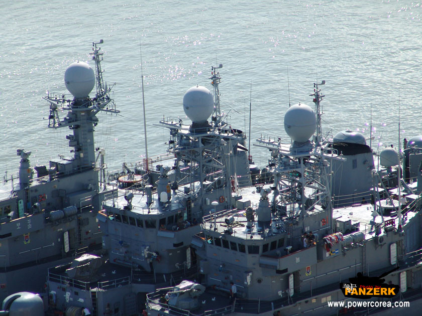 Điều khá may mắn cho Việt Nam là các tàu Pohang được phía Hàn Quốc chuyển giao vẫn được trang bị một phần trang thiết bị điện tử như radar trinh sát bề mặt Marconi ST-1810, hệ thống điều khiển hỏa lực ST-1802, thiết bị ngắm bắn quang học Radamec 2400 cùng với thiết bị định vị thủy âm (sonar) gắn liền loại Signaal PHS-32. Nguồn ảnh: Panzerk
